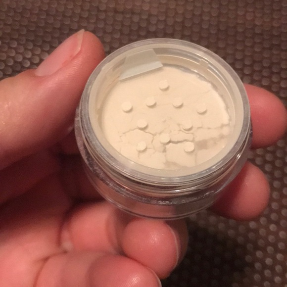 Kat Von D Lock-it setting powder - Picture 4 of 4